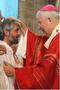 L'évêque impose les mains et donne une onction de Saint chrême (huile sainte) pour confirmer un baptisé