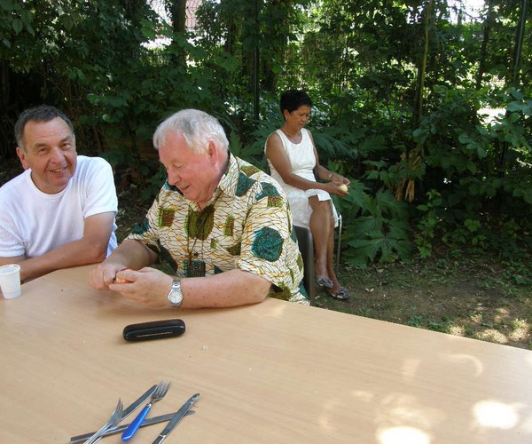 P. Gérard Duhaubois, vicaire épiscopal, ancien du Togo, et Pierre Launay, ancien coopérant en Amérique latine