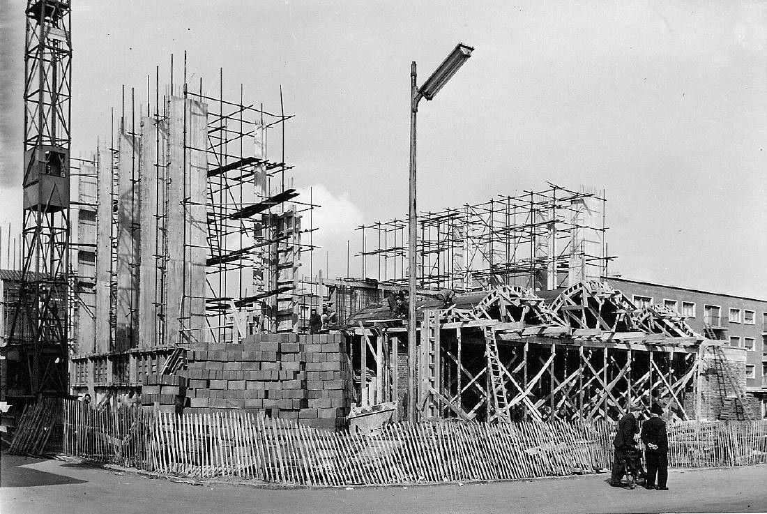 022 1956_05 On parle de la construction