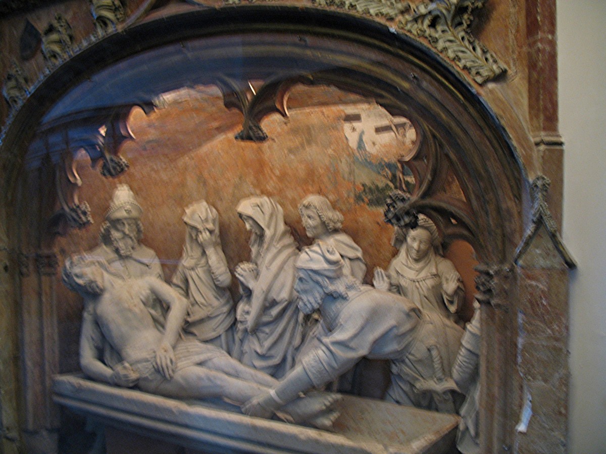 Mise au tombeau 15éme siècle, dans un " enfeu ", collégiale St Vincent