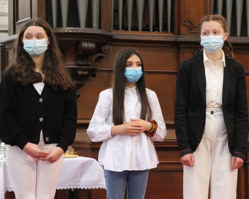 Les jeunes qui s'apprêtent à être baptisées.