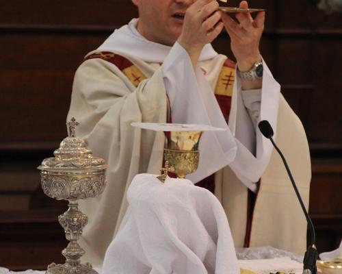 Voici l'Agneau de Dieu.