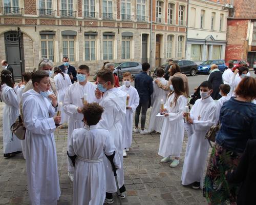 Sur le parvis.