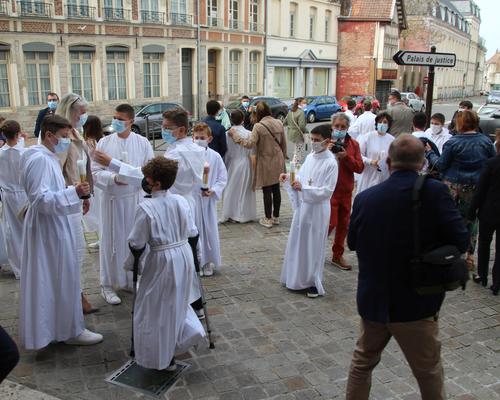 Sur le parvis.