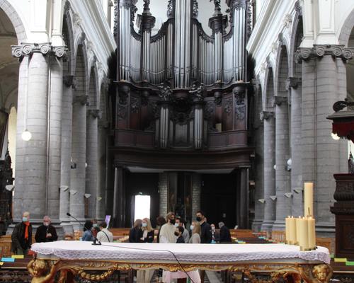 Les grandes orgues et l'autel...