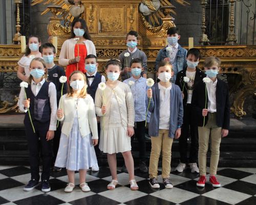 Photo de groupe au maître-autel.