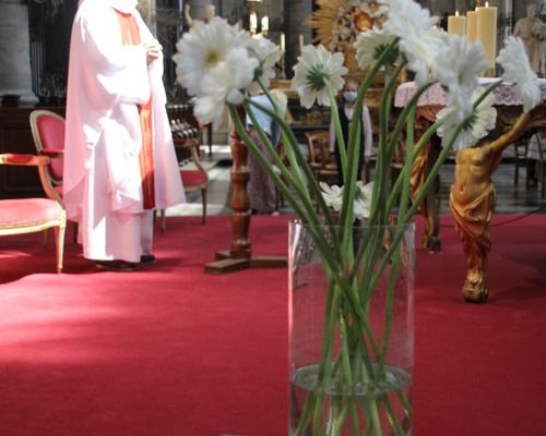 Les fleurs portées en procession par les enfants.