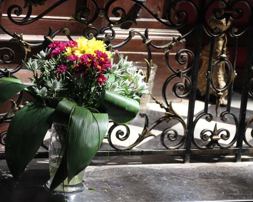 Fleurs au banc de communion.