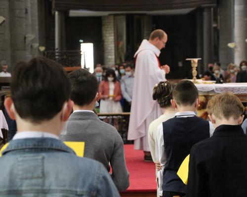 Pendant la prière eucharistique.