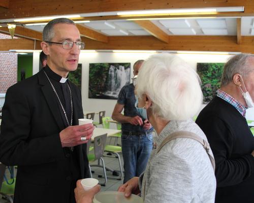 Mgr Dollmann et Bernadette.