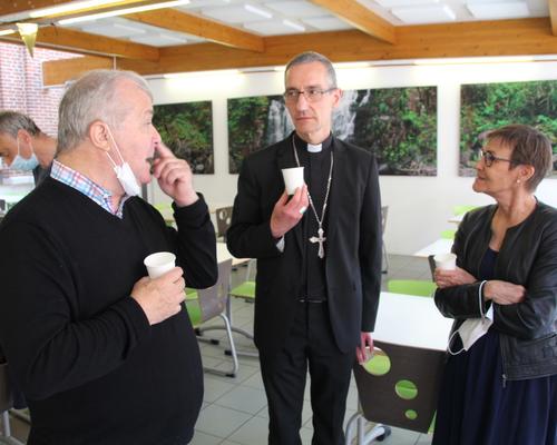 En pleine discussion.