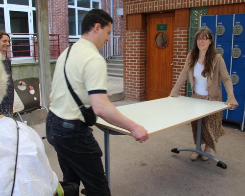 On installe les tables dehors!