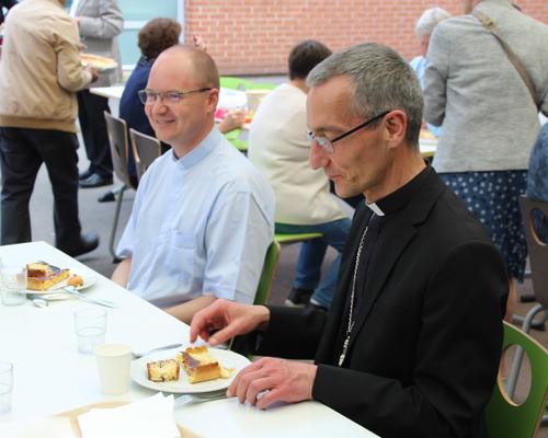 Le père Triquet et Mgr Dollmann.