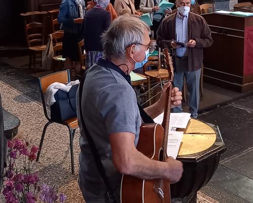 2-Francois à la guitare et une partie de la choral