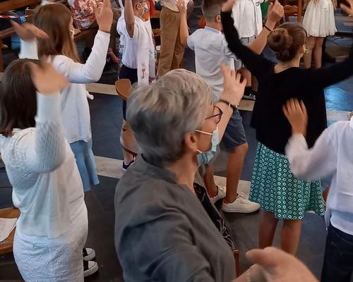5- Chant avec les communiants