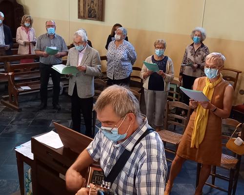 11- Francois, la chorale et les paroissiens