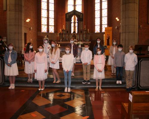 13 jeunes ont fait leur premiere Communion. Une be