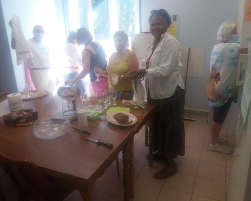 La cuisine ensemble avec les groupes de partage
