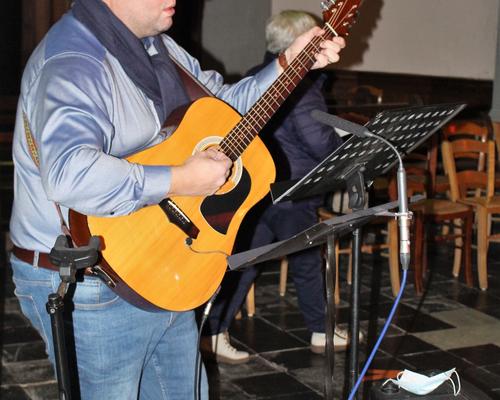 Merci à Benoit de nous accompagner à la guitare