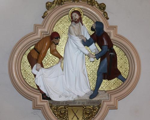 10. Jesus est depuoille de ses vetements