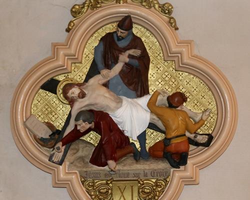 11. Jesus est cloue sur la Croix