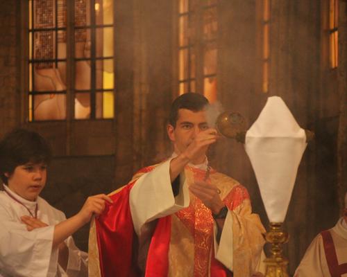 Encensement de l'autel.