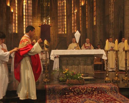 Encensement de l'autel.