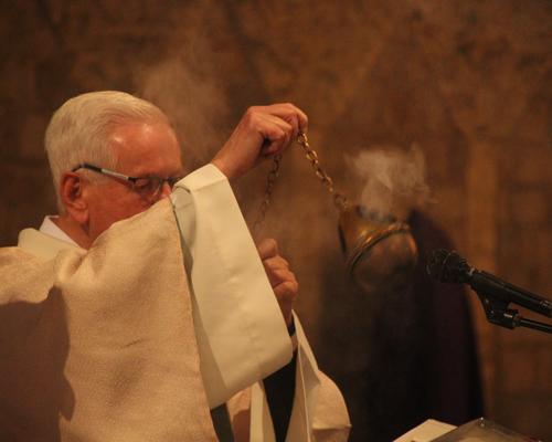 Encensement du lectionnaire.