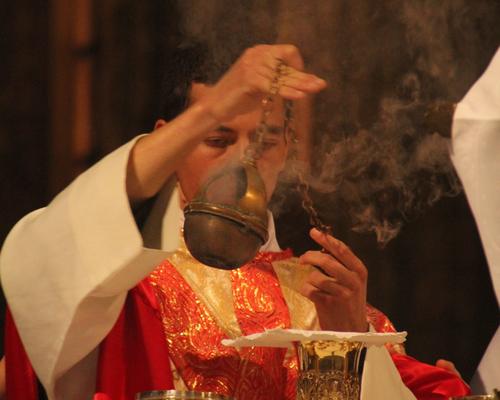 Encensement des offrandes.