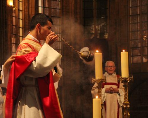 Encensement de l'autel.