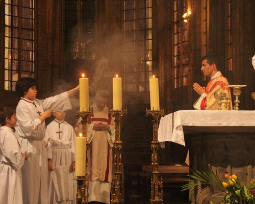 Encensement du prêtre.
