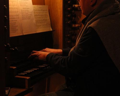 Marc Carlier à l'orgue.