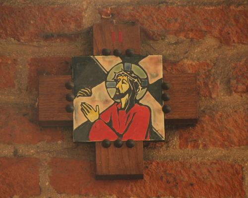2e station: Jésus est chargé de Sa Croix.