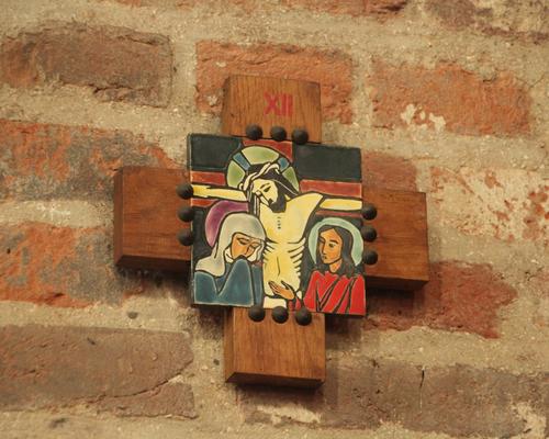 12e station: Jésus meurt sur la Croix.