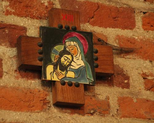 13e station: Jésus est descendu de Sa Croix.
