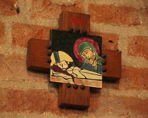 14e station: Jésus est mis au tombeau.