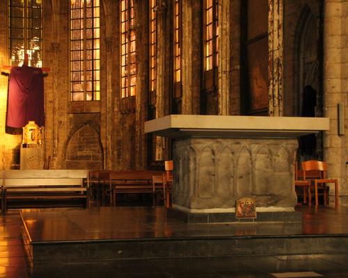L'autel dépouillé, le tabernacle ouvert...
