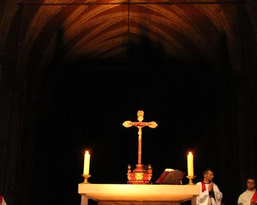 Croix éclairée.