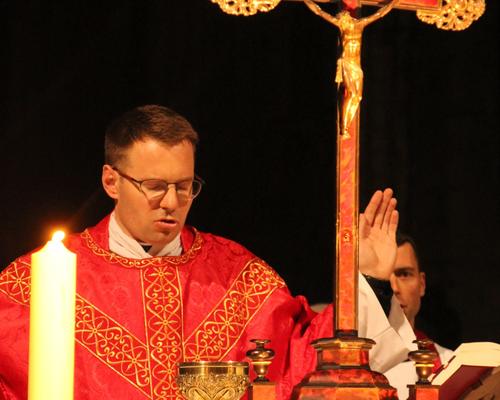 Avec la Croix provenant de St-Jacques.