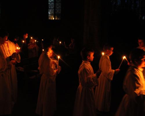 En entrant dans l'église.