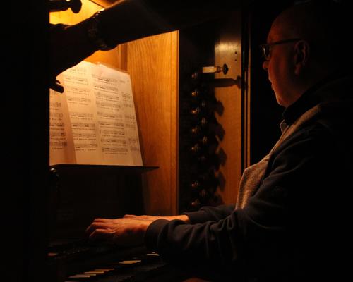 Marc Carlier à l'orgue.