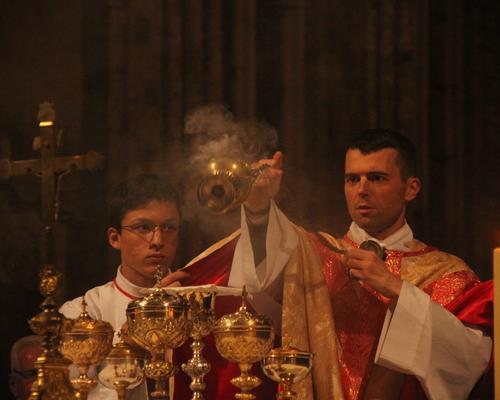 Encensement des offrandes.