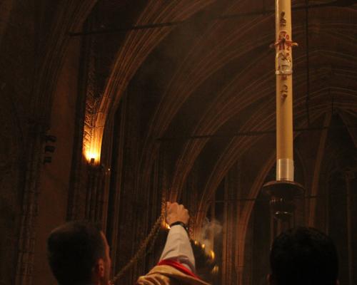 Encensement du cierge pascal.