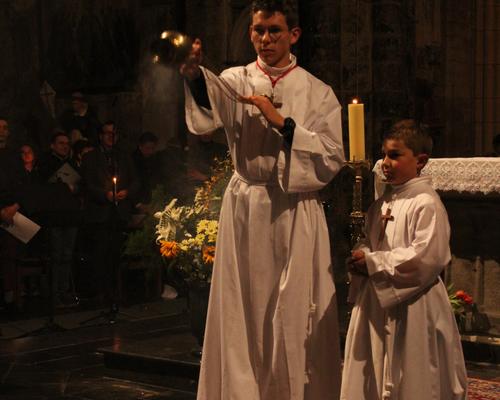 Encensement de l'assemblée.
