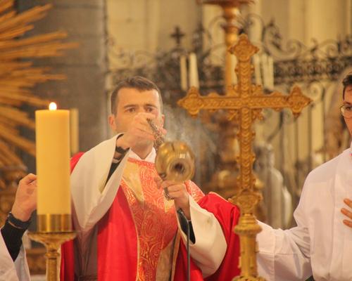 Encensement de l'autel.