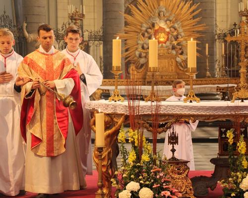 Encensement de l'autel.