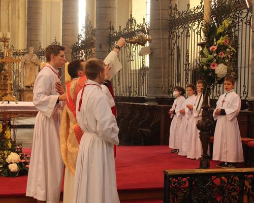 Encensement du cierge pascal.