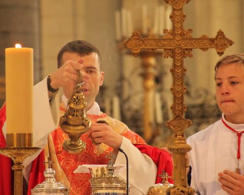 Encensement des offrandes.