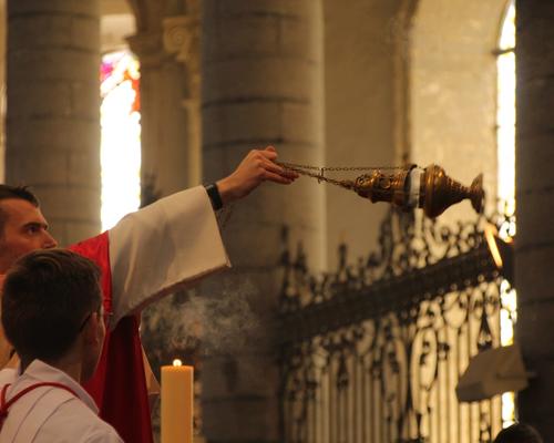 Encensement du cierge pascal.