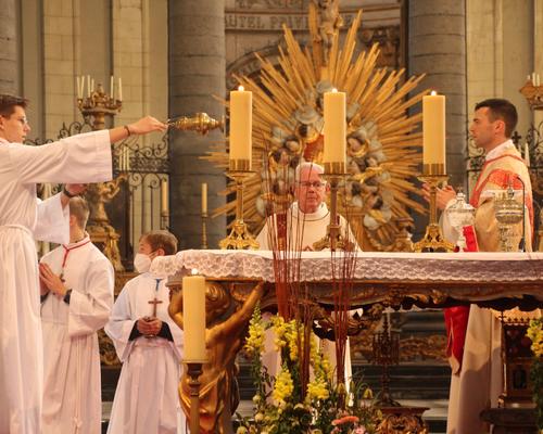 Encensement du prêtre.